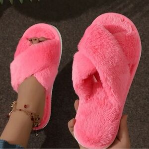 NEW Slippers
Color- pink
Size 6.0-6.5
plush, soft
So cute and girly. So comfy.